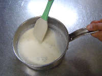 鍋に牛乳と生クリーム